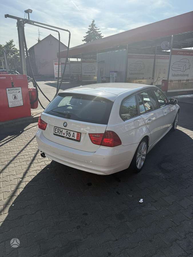 BMW 320 2010 — photo 9