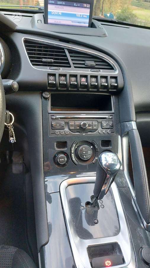 Peugeot 3008 2011 — салон