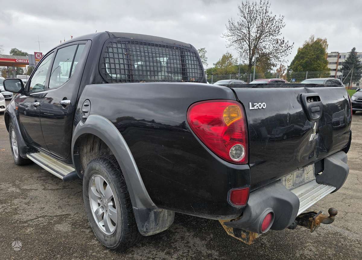 Mitsubishi L200 2006 — салон