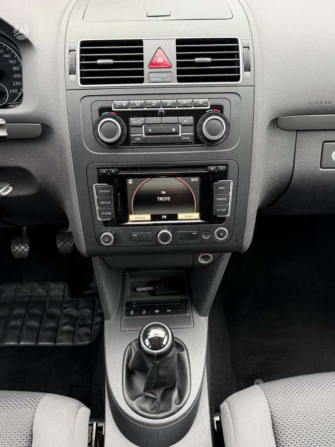 Volkswagen Touran 2012 — photo 12