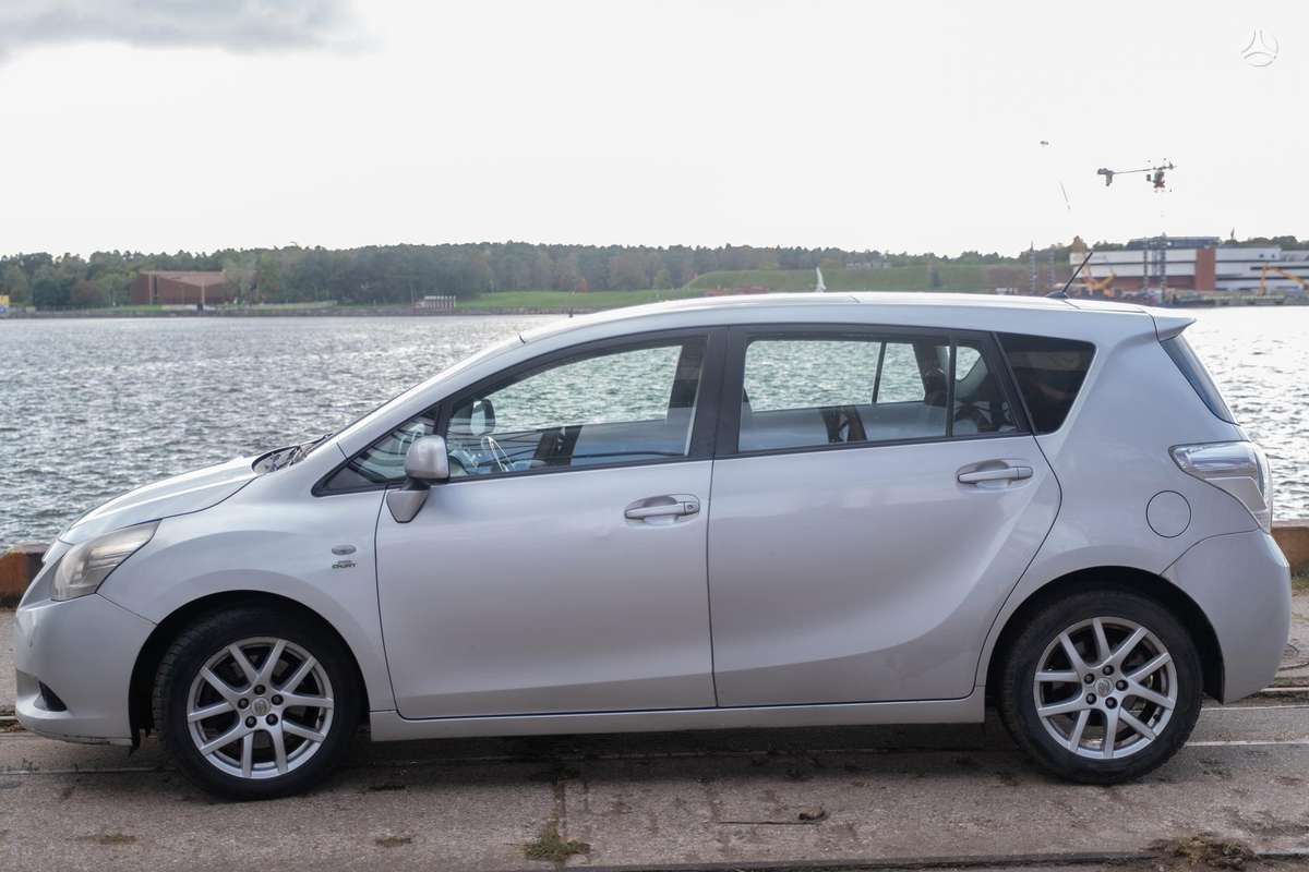 Toyota Verso 2011 — rear view