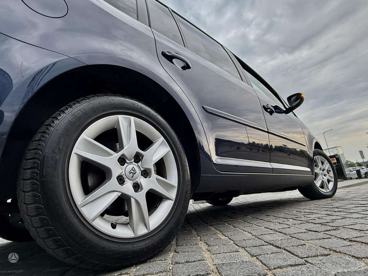 Volkswagen Touran 2010 — photo 15