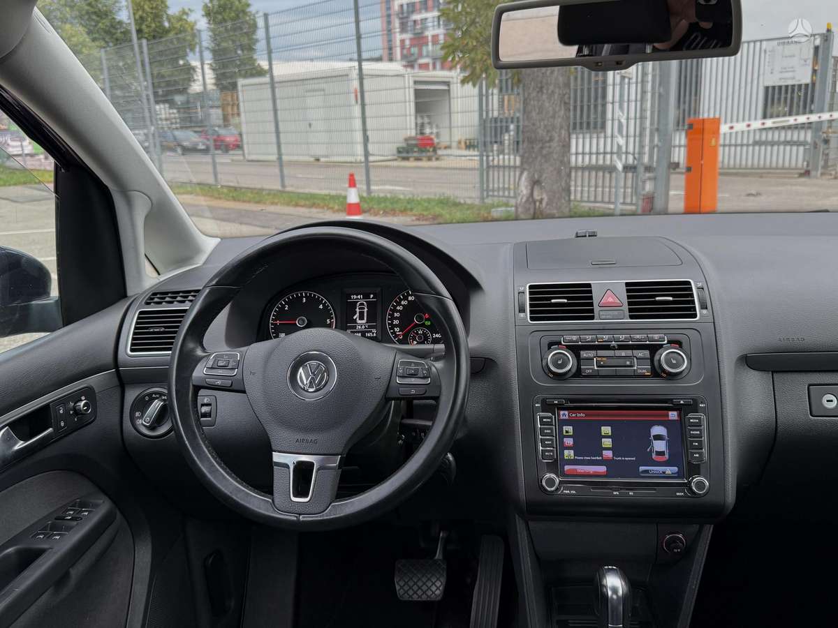 Volkswagen Touran 2010 — photo 20