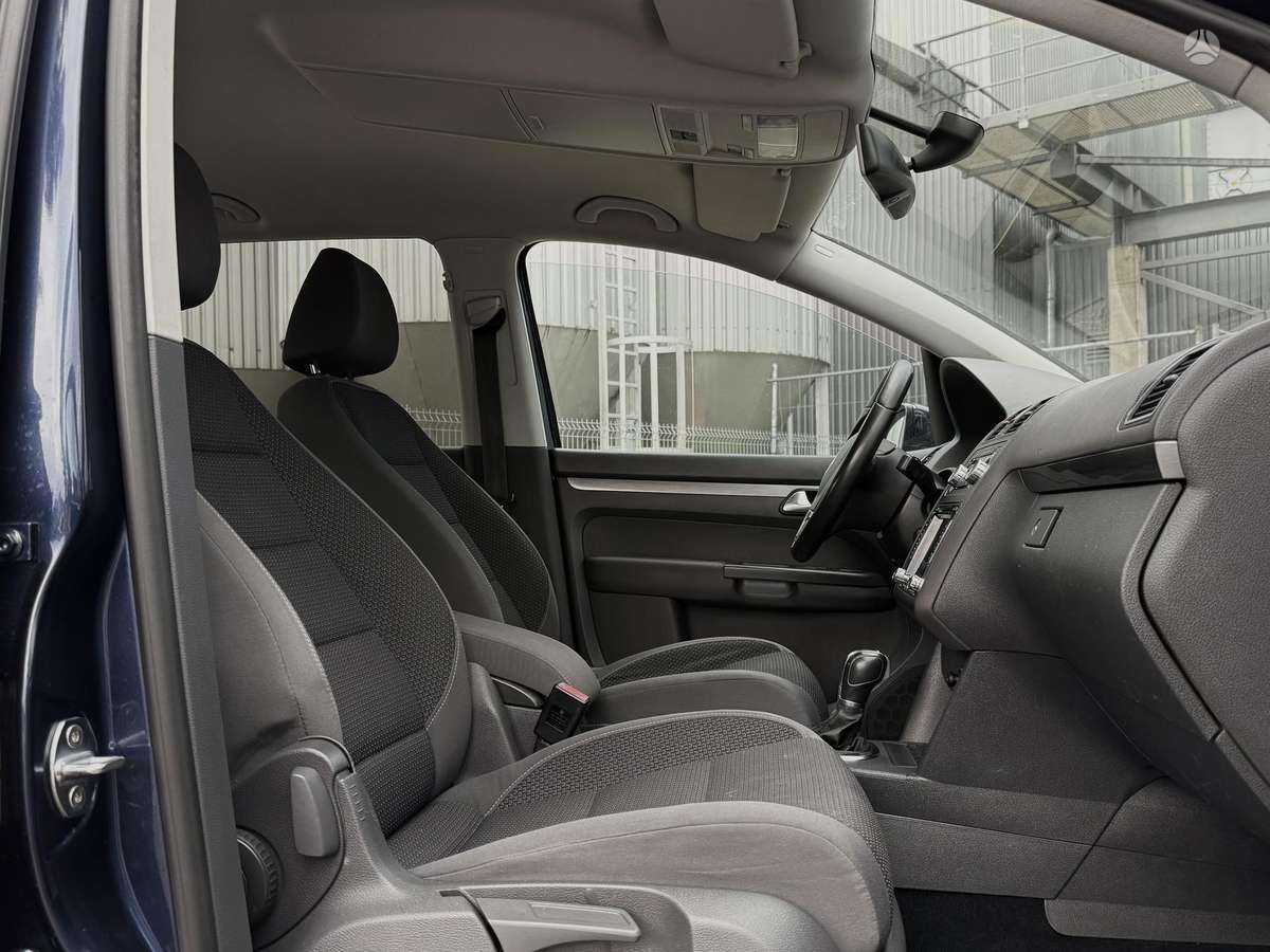 Volkswagen Touran 2010 — photo 21