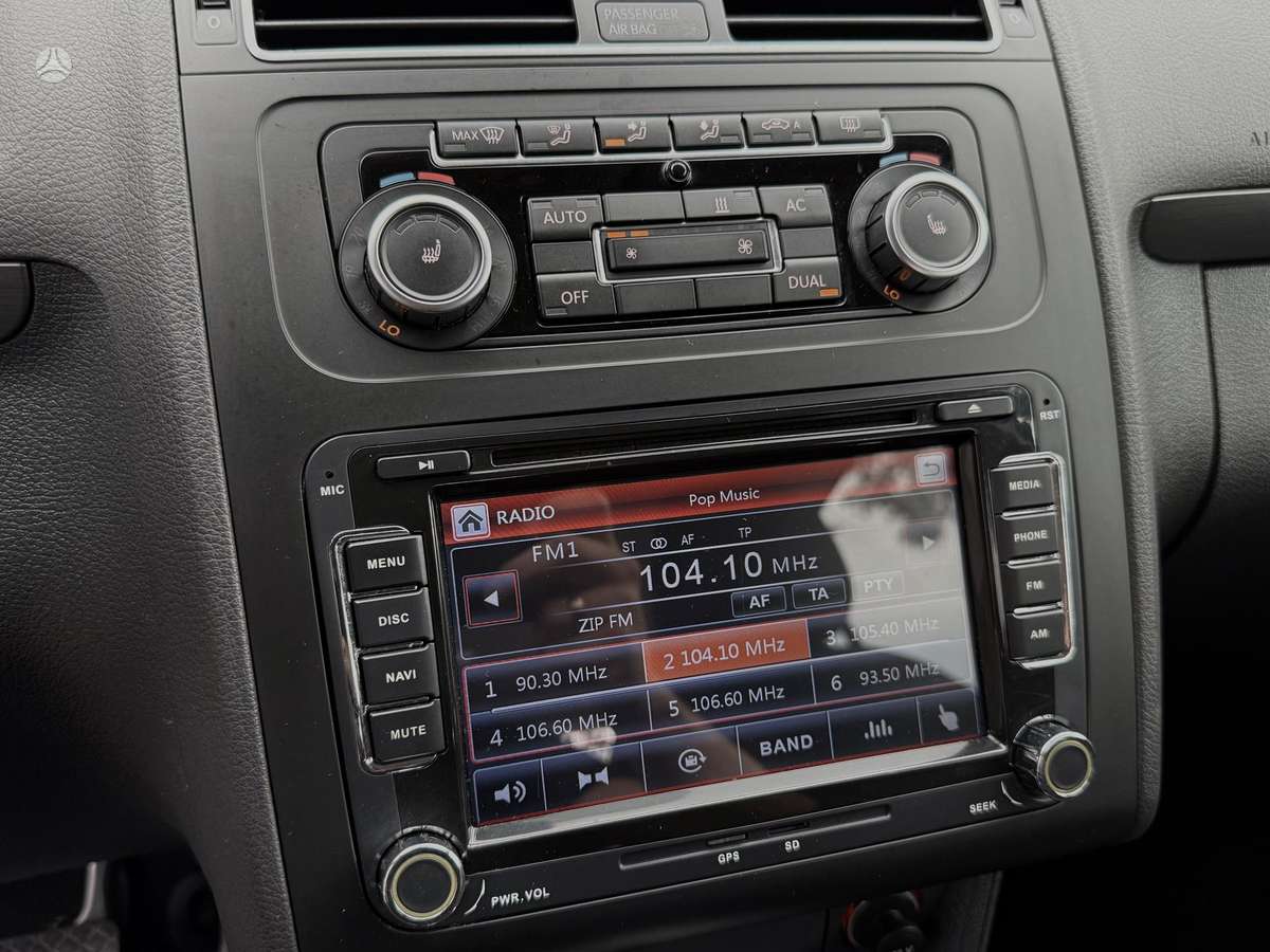 Volkswagen Touran 2010 — photo 22