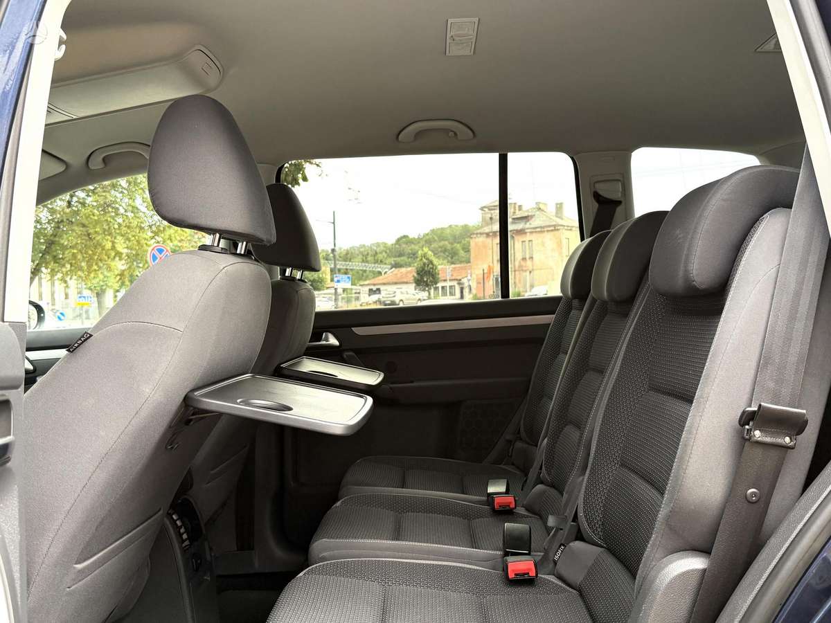 Volkswagen Touran 2010 — photo 24