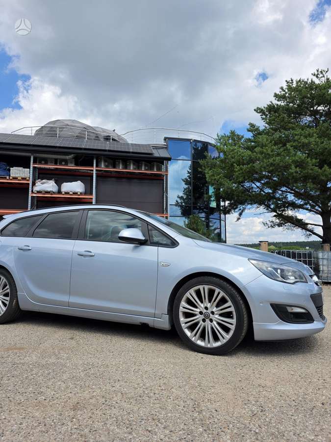 Opel Astra 2014 — rear view