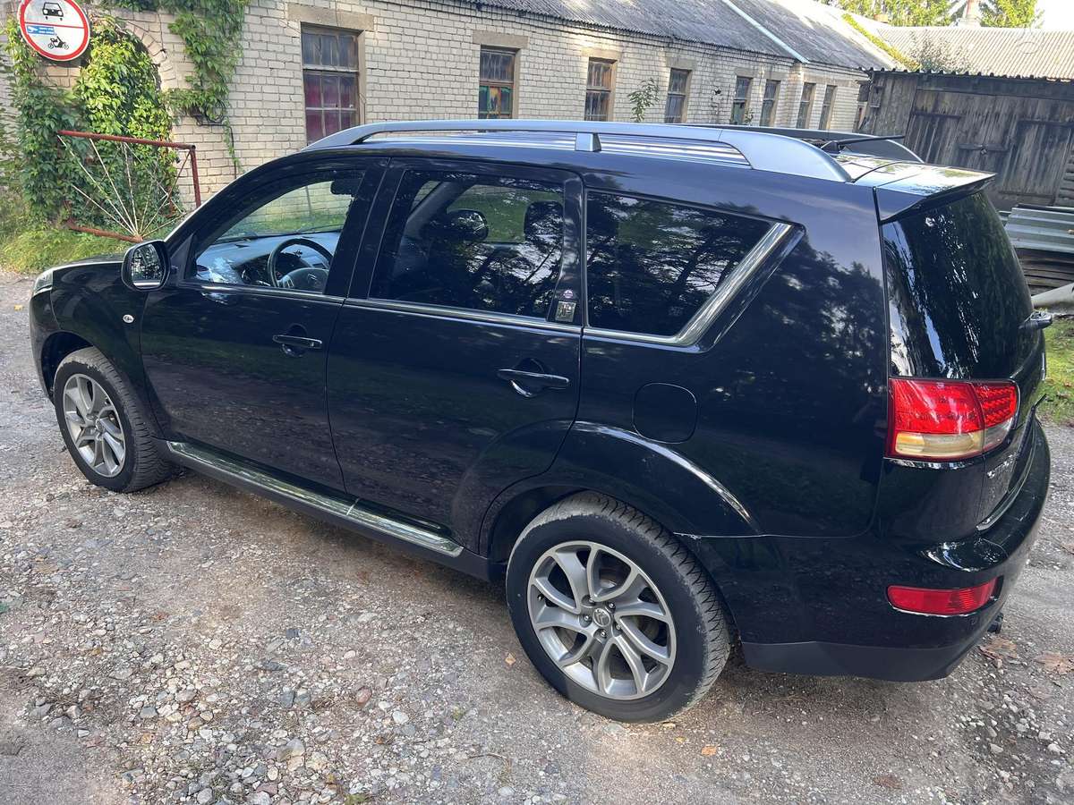 Citroen C-Crosser 2010 — салон