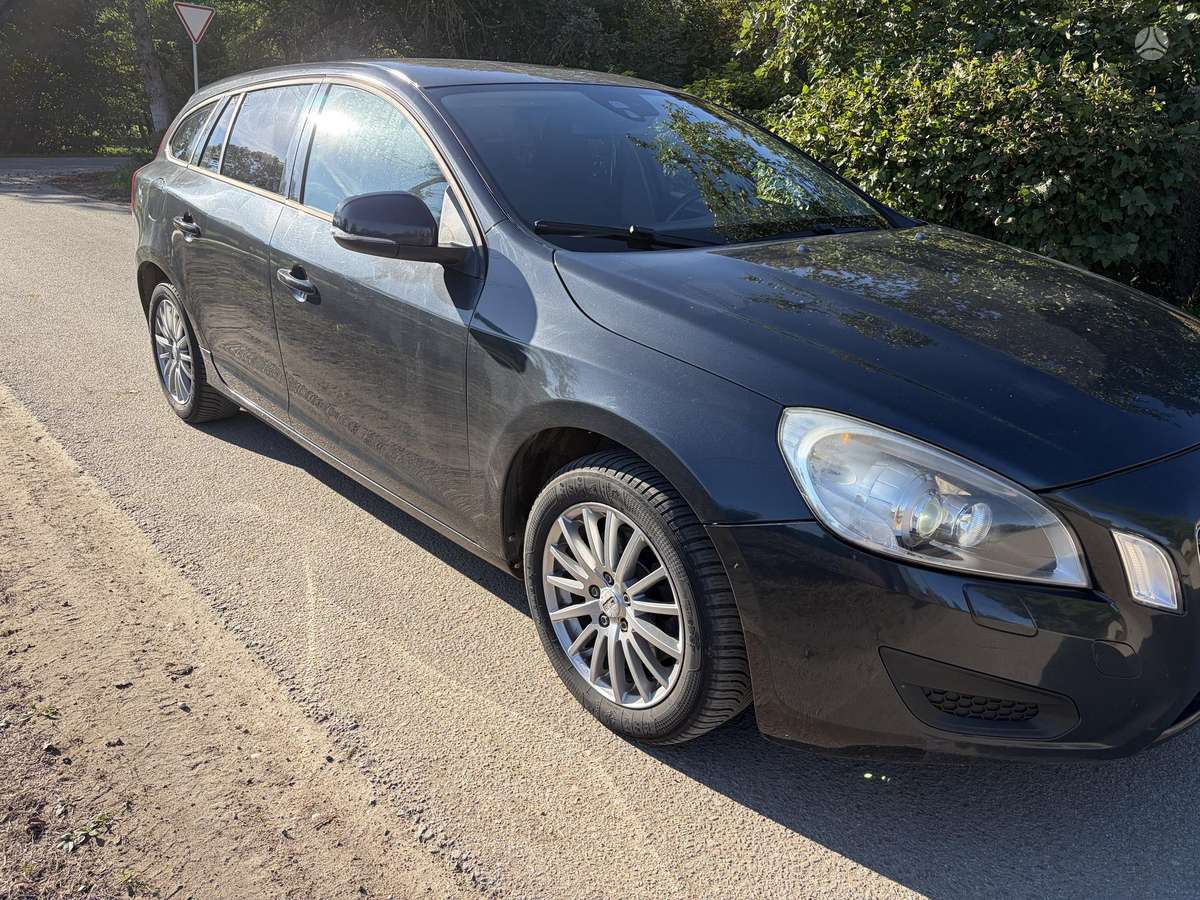 Volvo V60 2011 — салон