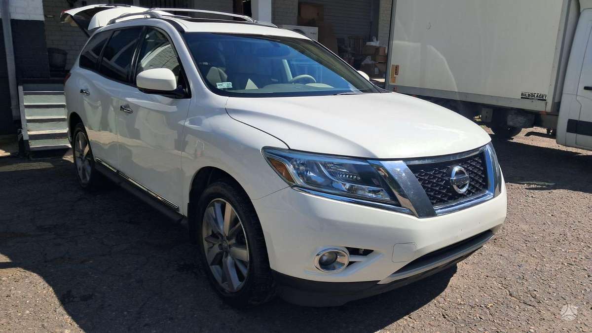 Nissan Pathfinder 2013 — rear view