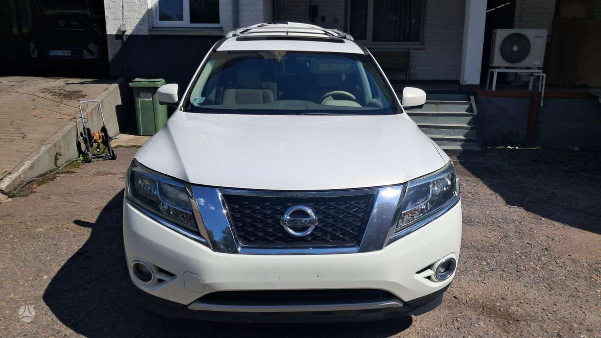 Nissan Pathfinder 2013 — interior