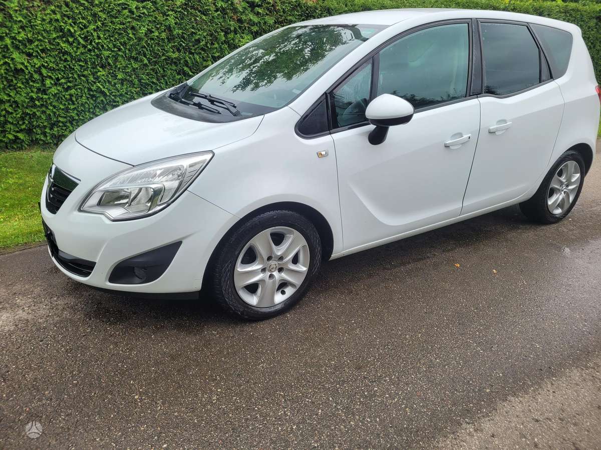 Opel Meriva 2011 — rear view