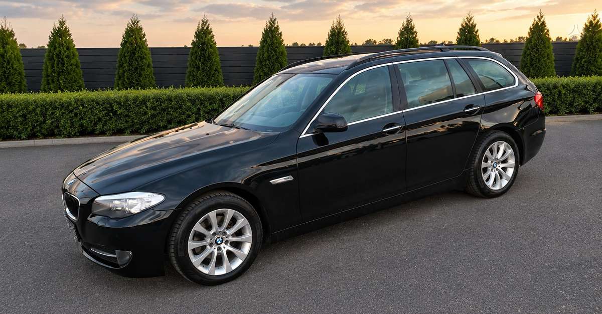 BMW 520 2011 — салон