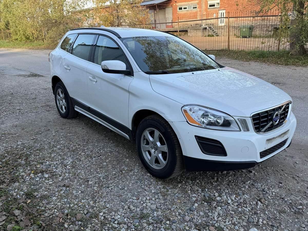 Volvo XC60 2011 — rear view