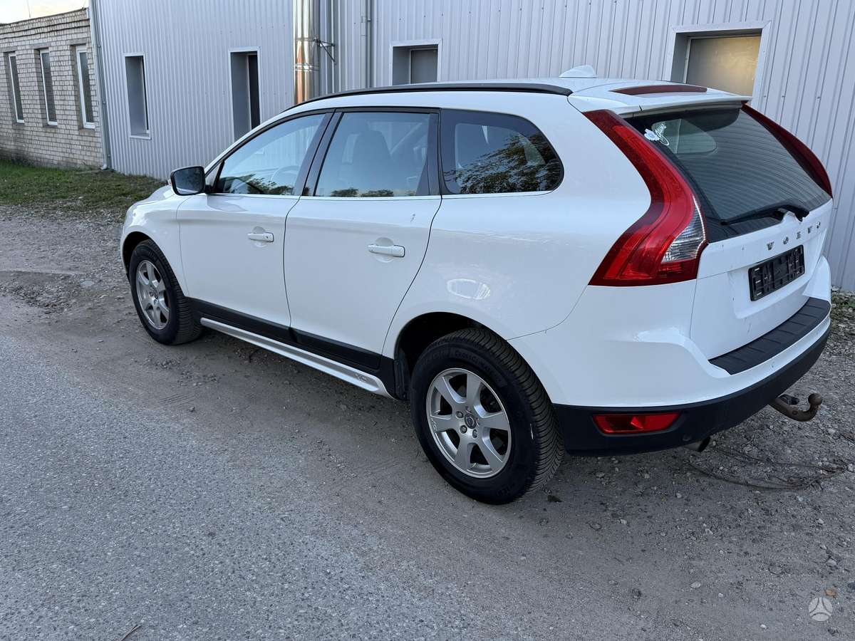 Volvo XC60 2011 — engine 2000 cm³, 163 HP (120kW)