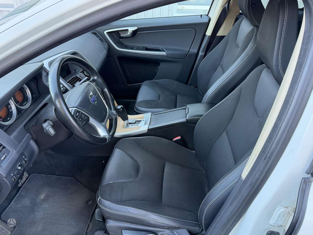 Volvo XC60 2011 — photo 7
