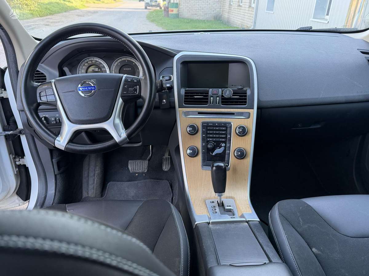 Volvo XC60 2011 — photo 8