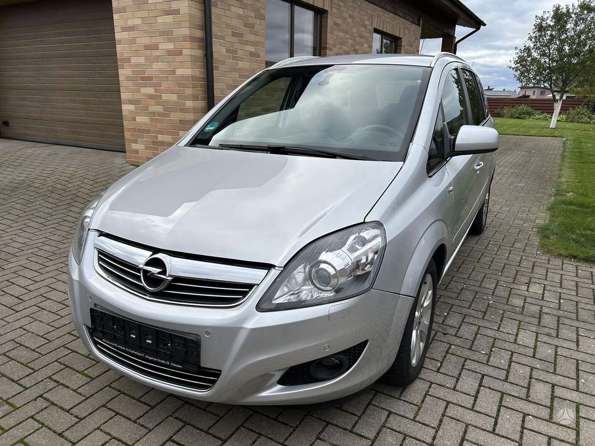 Opel Zafira 2012 — вигляд ззаду