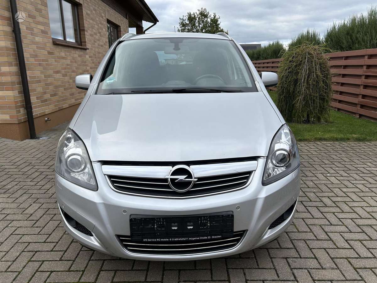 Opel Zafira 2012 — салон
