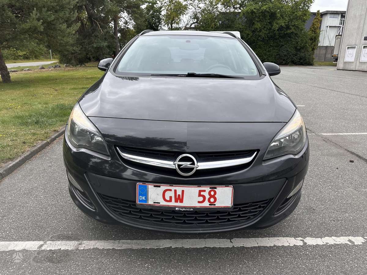 Opel Astra 2015 — rear view