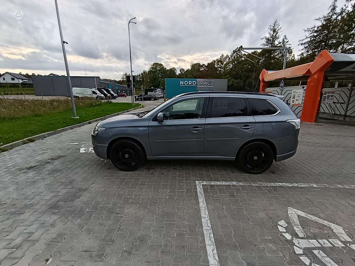 Mitsubishi Outlander 2014 — вигляд ззаду
