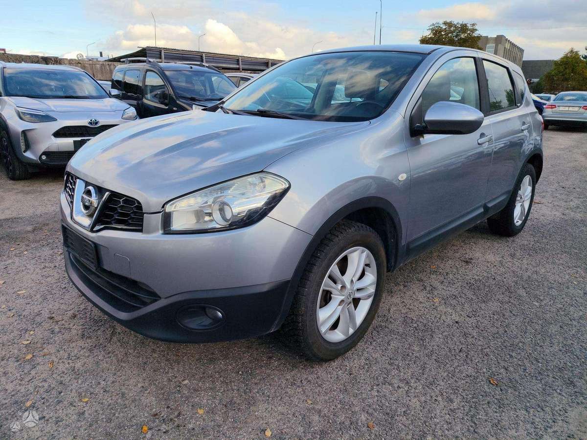 Nissan Qashqai 2010 — rear view