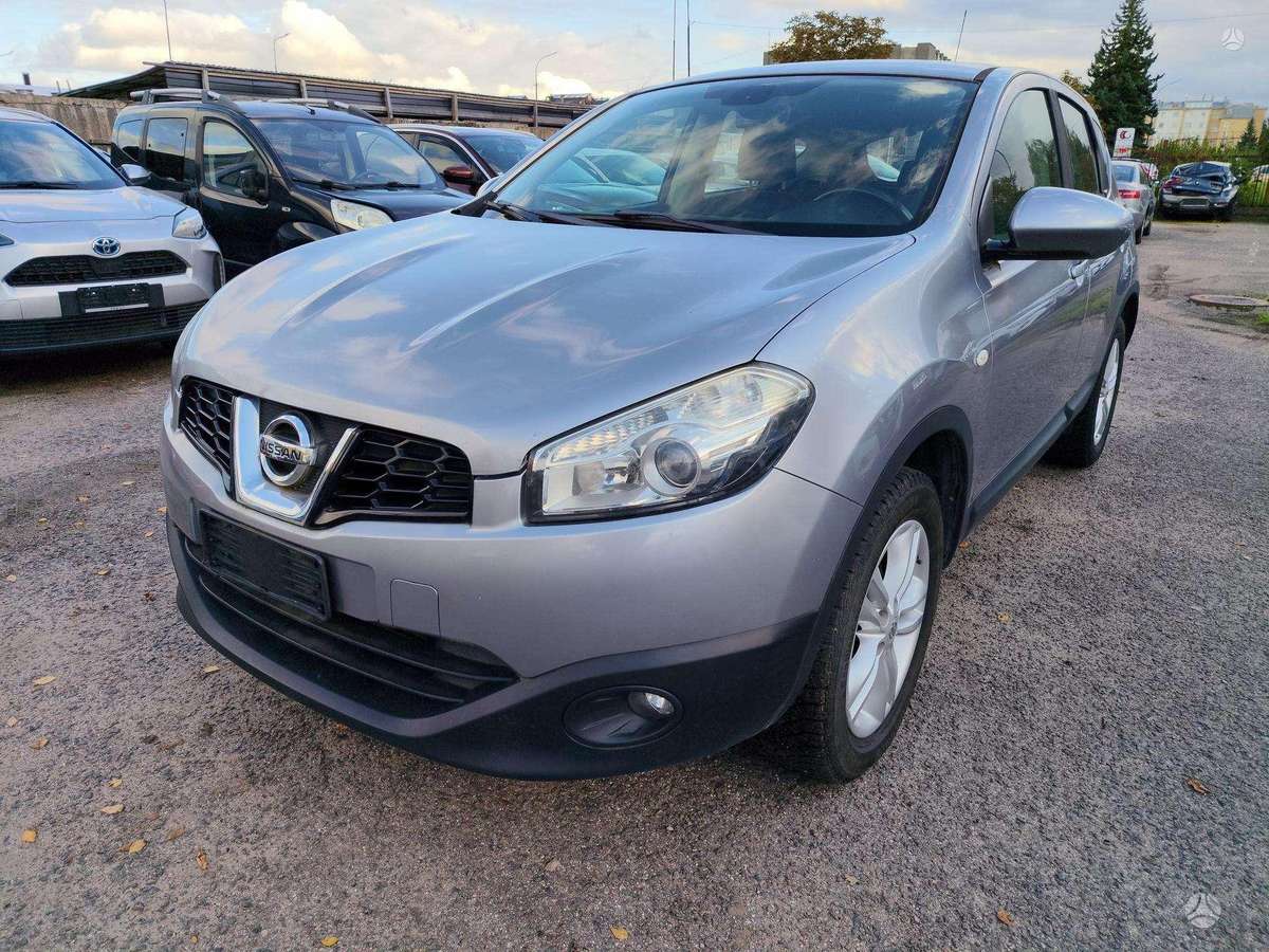 Nissan Qashqai 2010 — interior