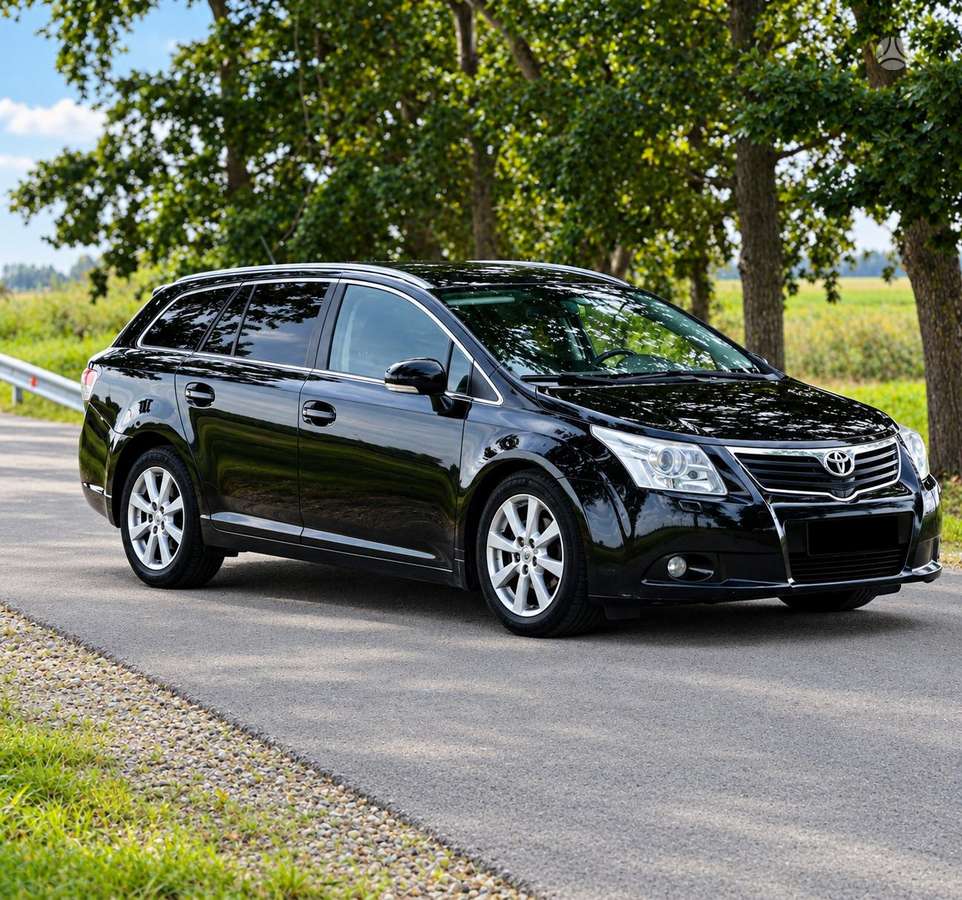 Toyota Avensis 2010 — вигляд ззаду