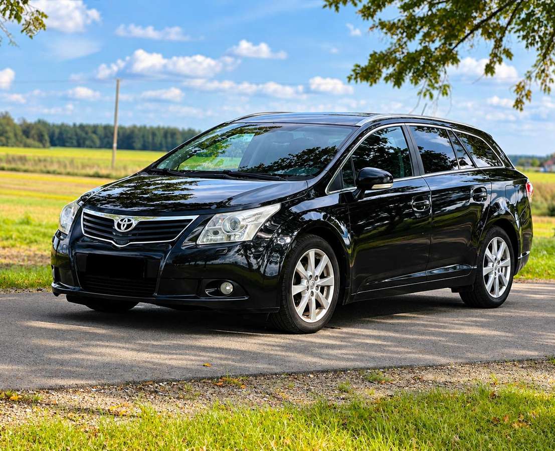 Toyota Avensis 2010 — салон
