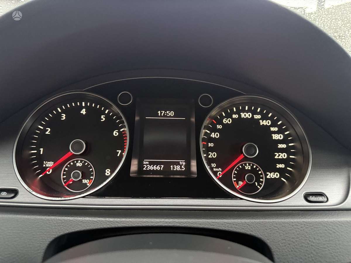 Volkswagen Passat 2011 — photo 14
