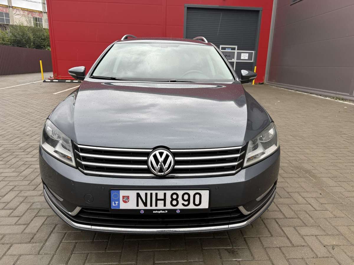 Volkswagen Passat 2011 — rear view