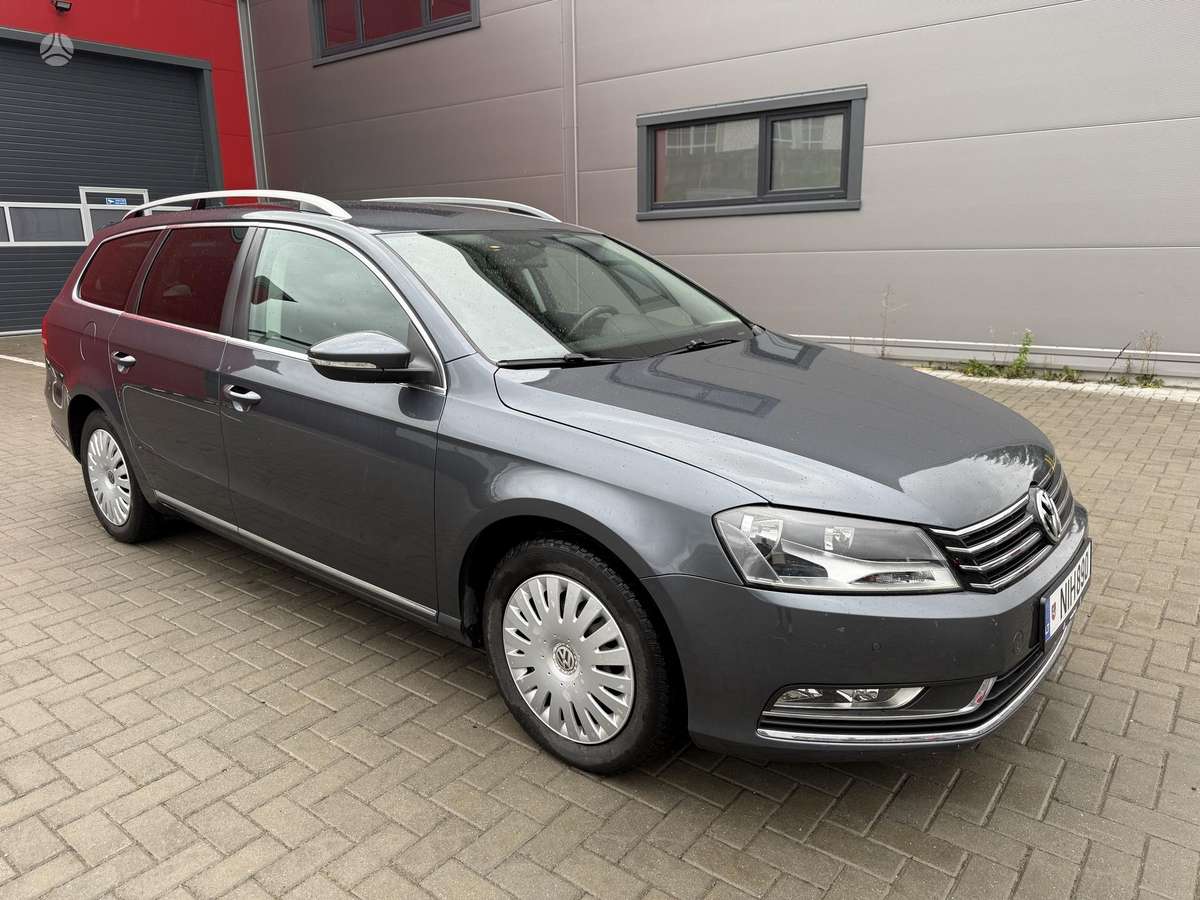 Volkswagen Passat 2011 — interior