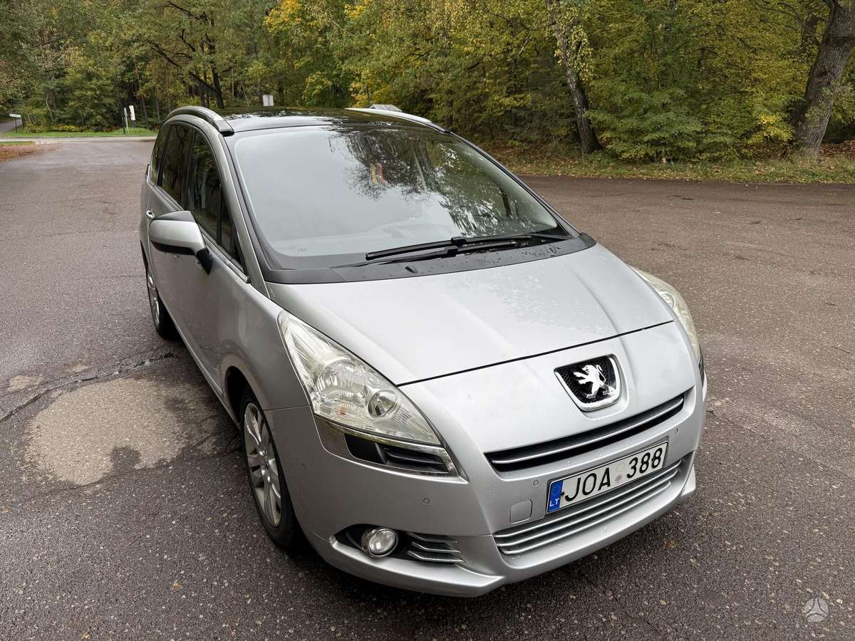 Peugeot 5008 2011 — салон