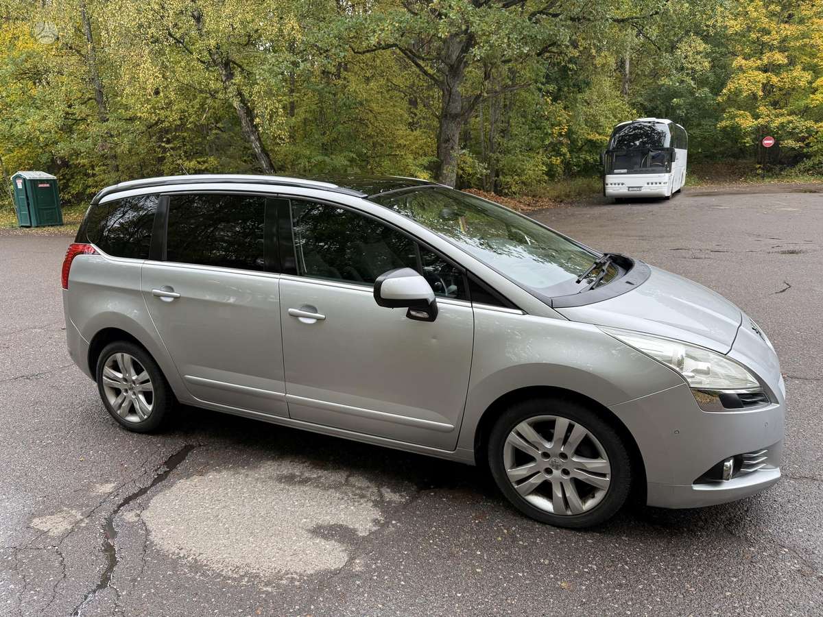 Peugeot 5008 2011 — двигун 1560 cm³, 111 HP (82kW)