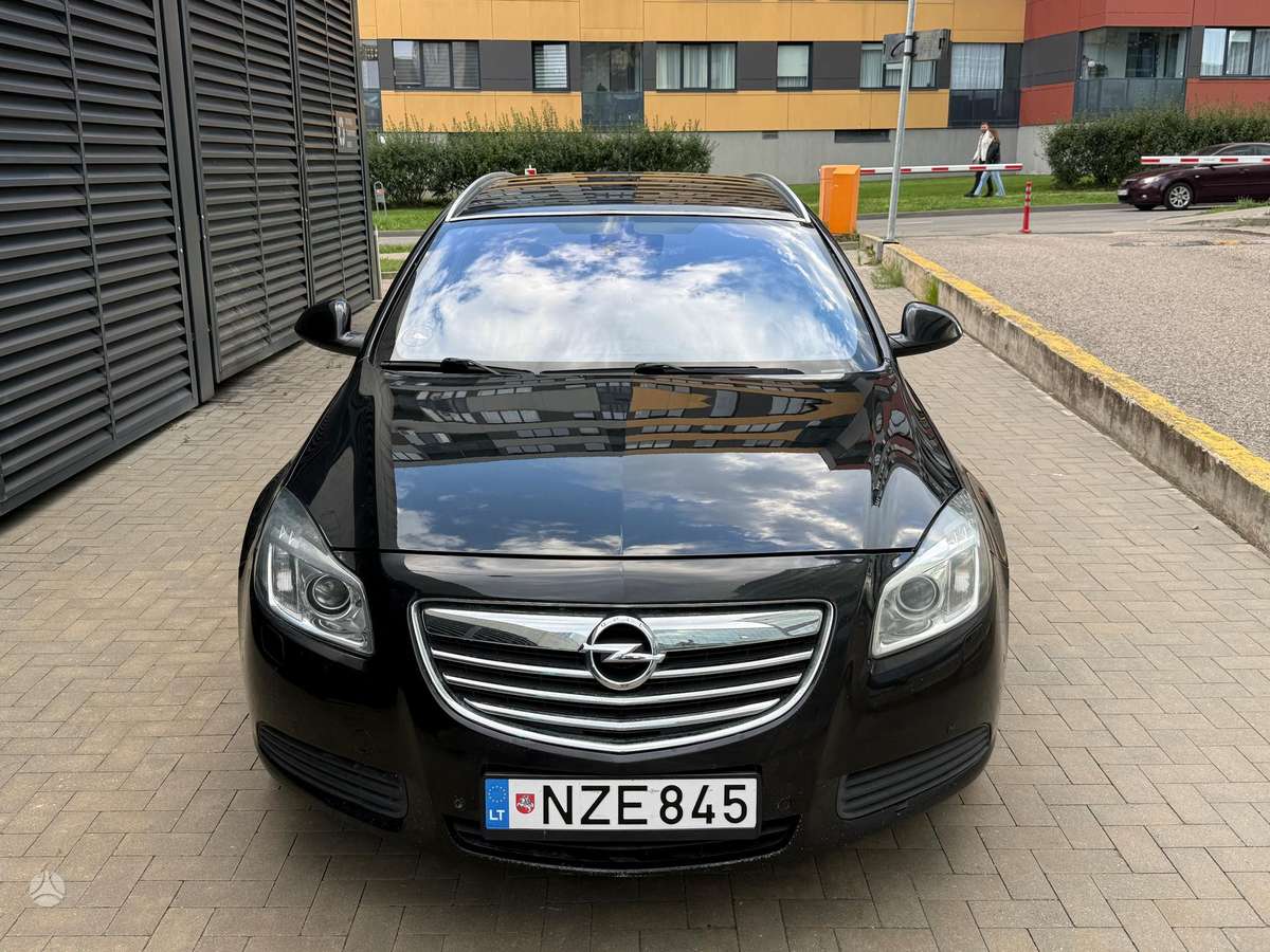 Opel Insignia 2011 — вигляд ззаду