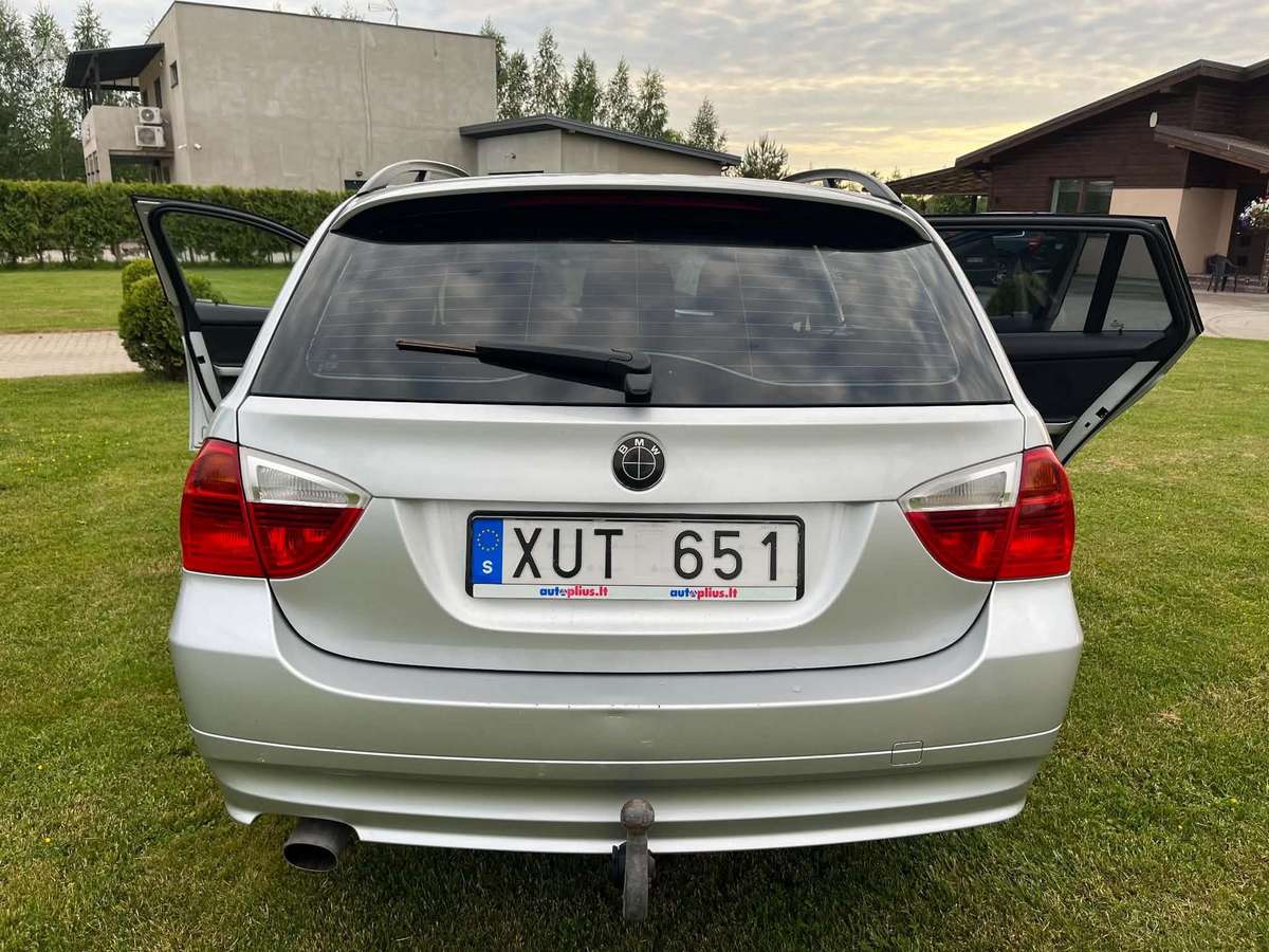 BMW 320 2006 — вигляд ззаду