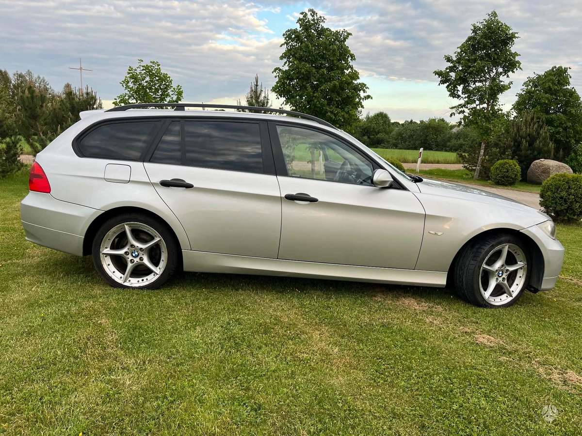 BMW 320 2006 — салон