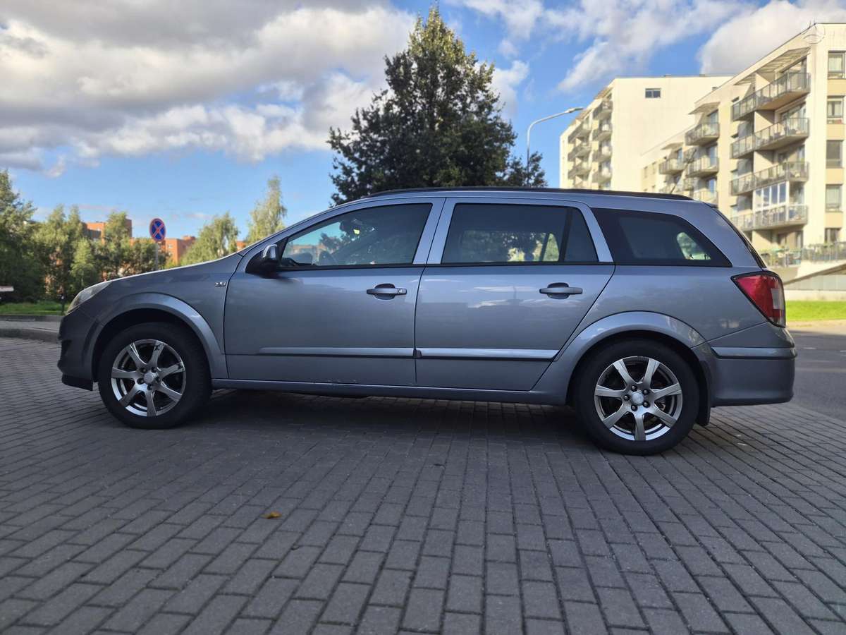 Opel Astra 2008 — rear view