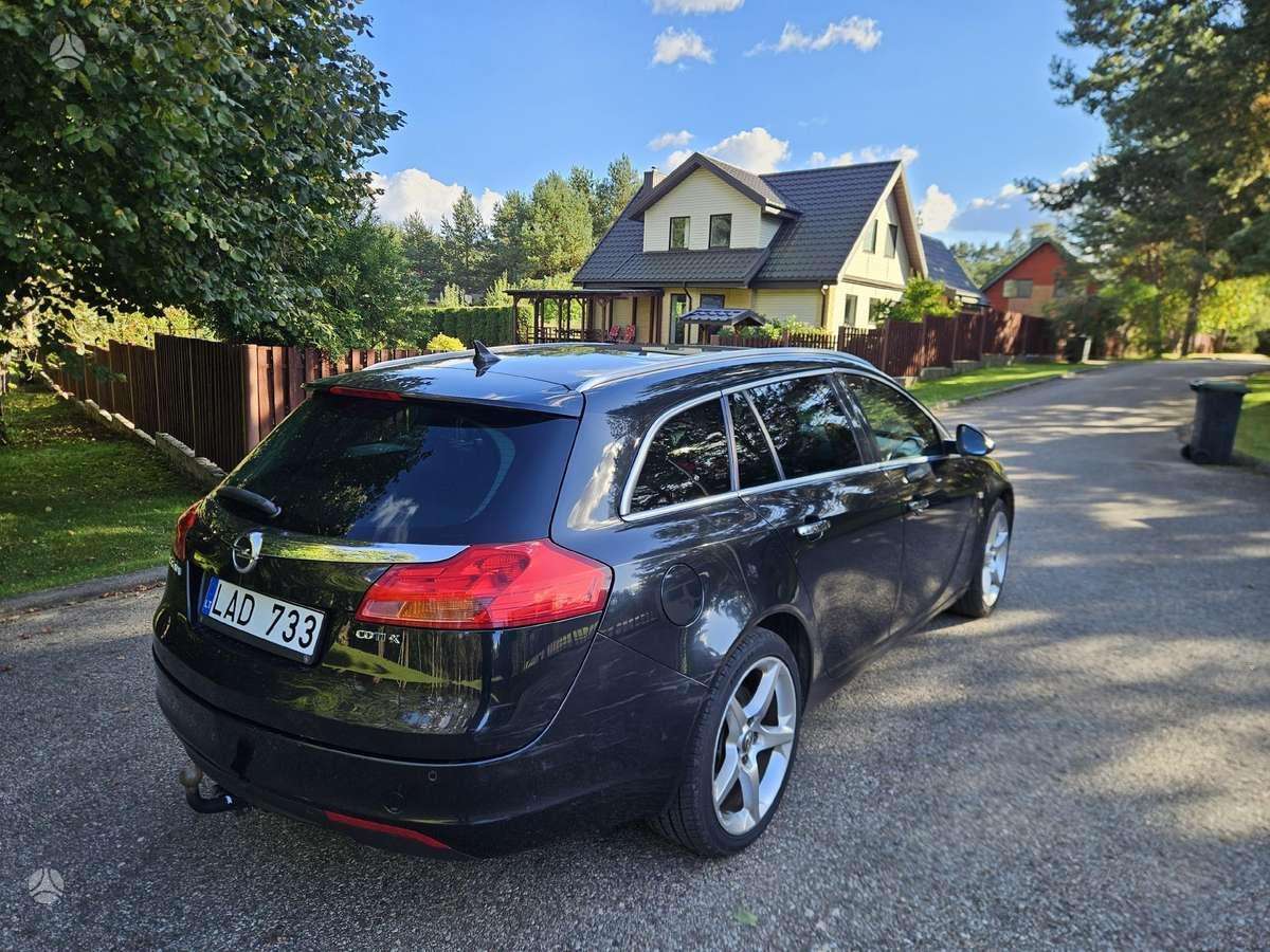 Opel Insignia 2011 — вигляд ззаду