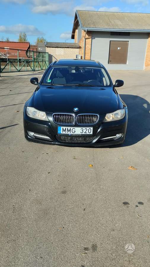 BMW 320 2011 — вигляд ззаду