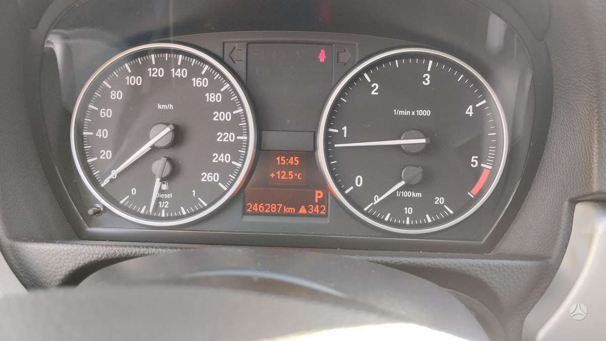 BMW 320 2011 — салон