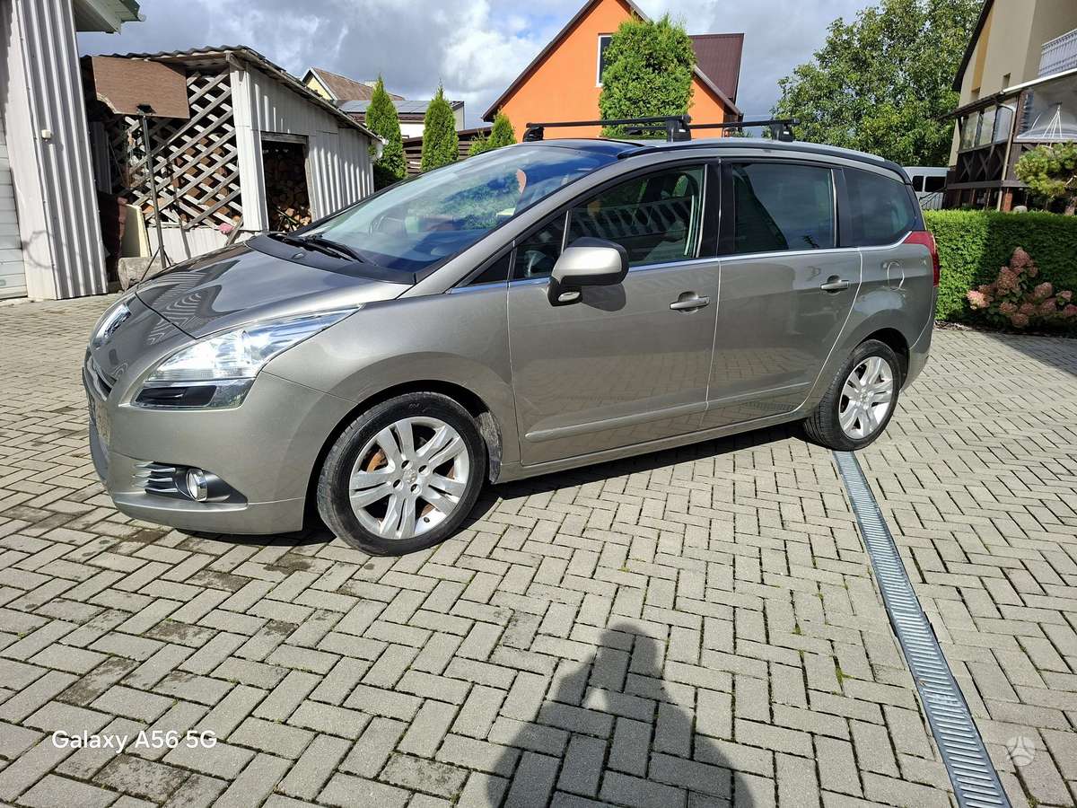 Peugeot 5008 2012 — вигляд ззаду