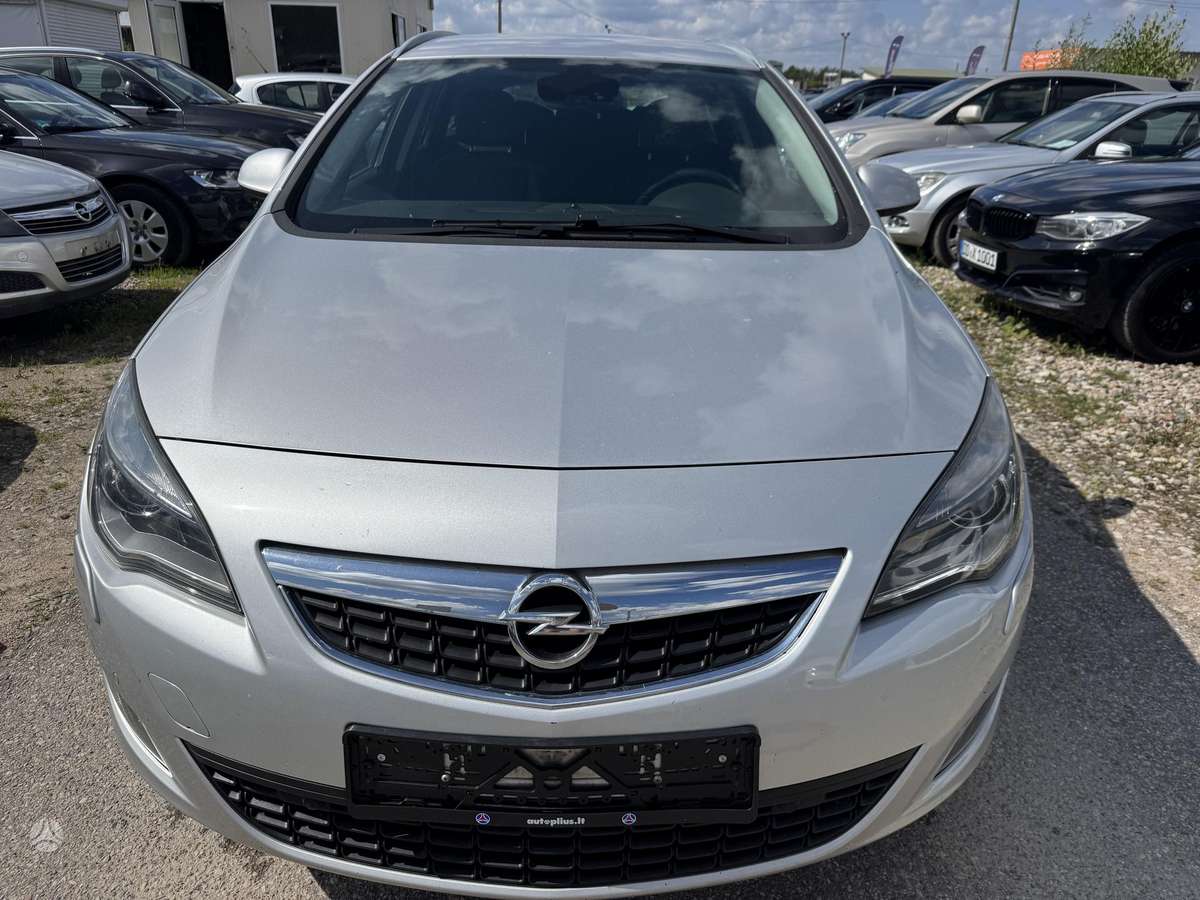 Opel Astra 2012 — вигляд ззаду