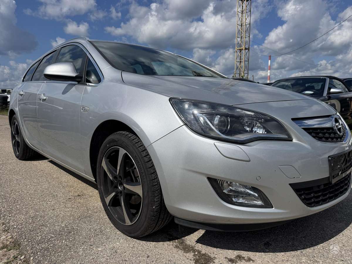 Opel Astra 2012 — салон