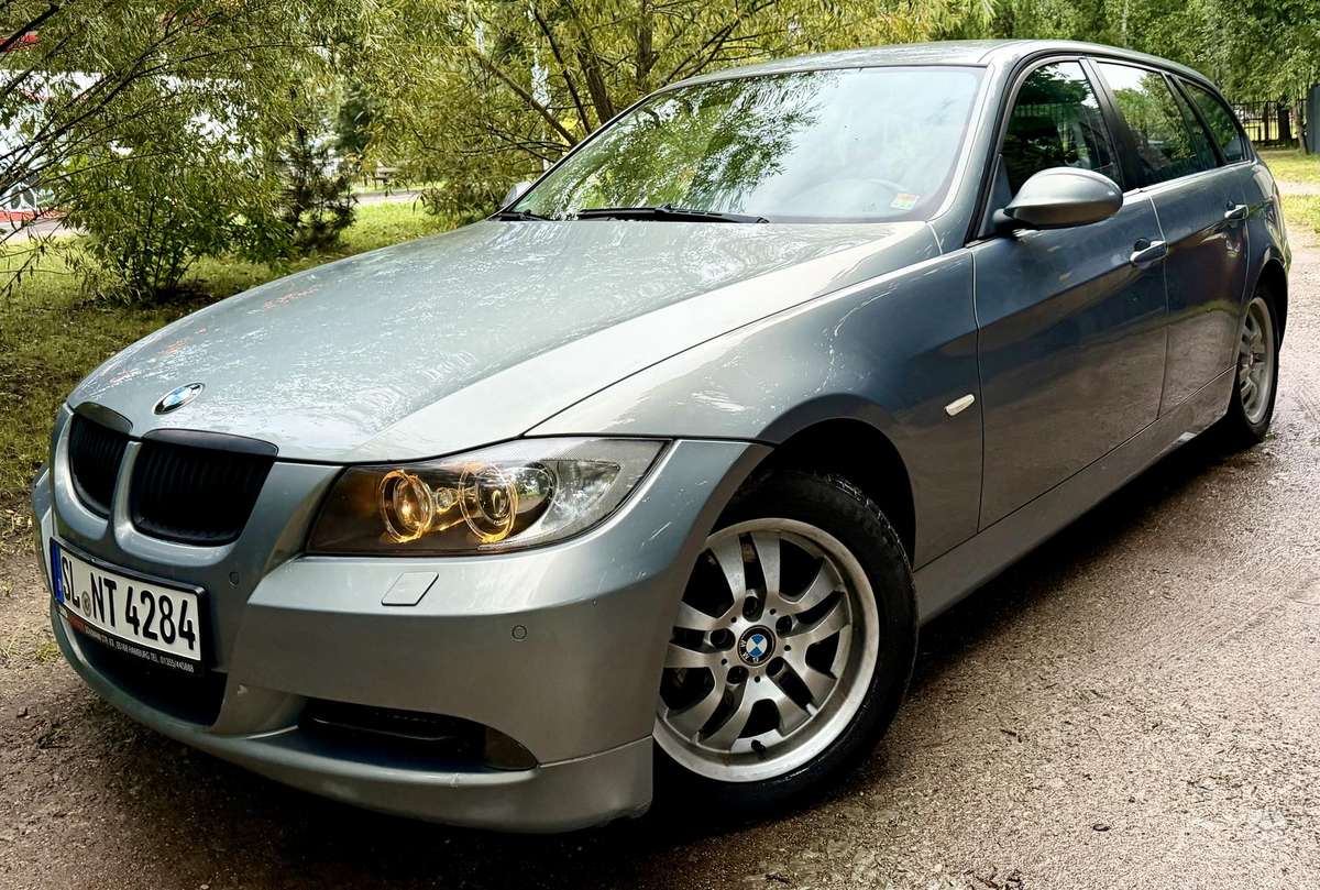 BMW 320 2006 — rear view