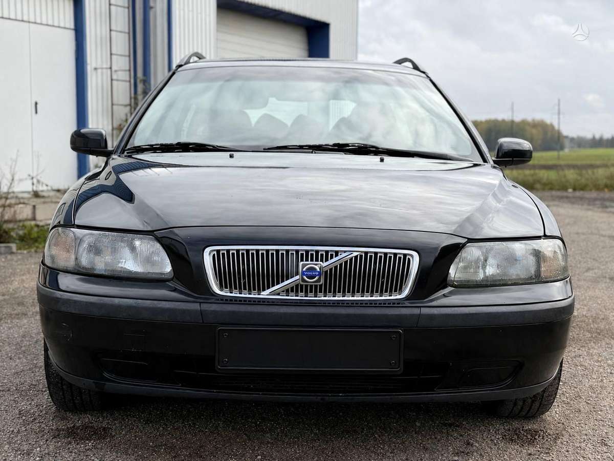Volvo V70 2004 — rear view