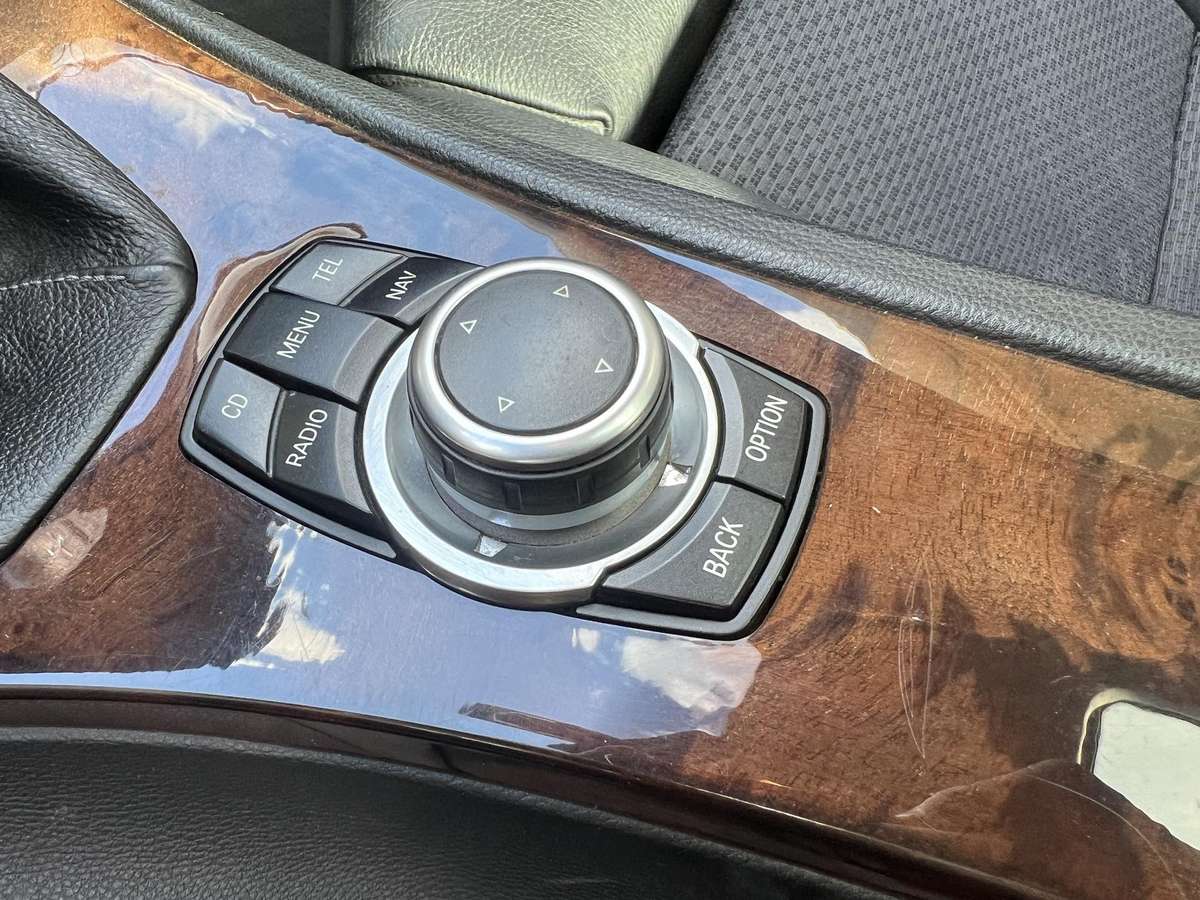 BMW 320 2010 — photo 15
