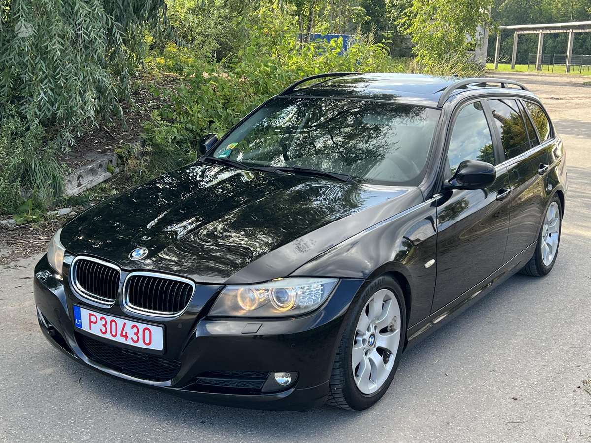 BMW 320 2010 — rear view