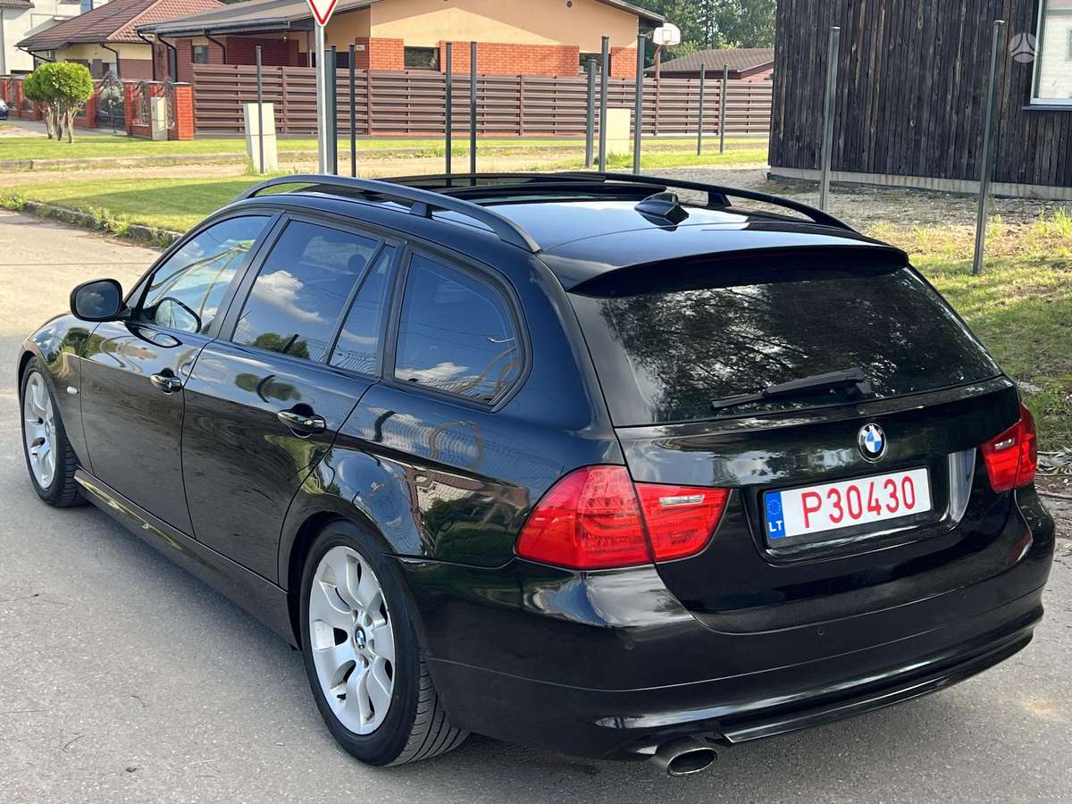 BMW 320 2010 — interior