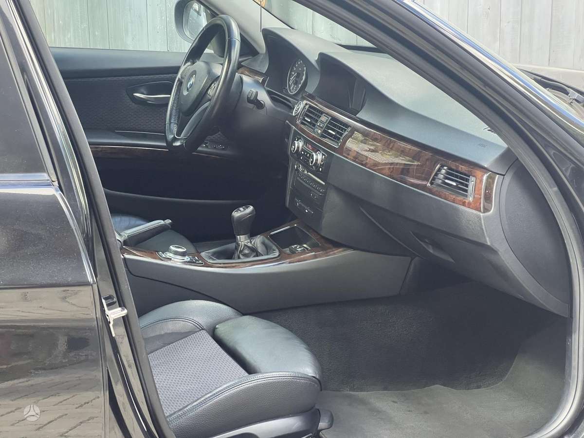 BMW 320 2010 — photo 5